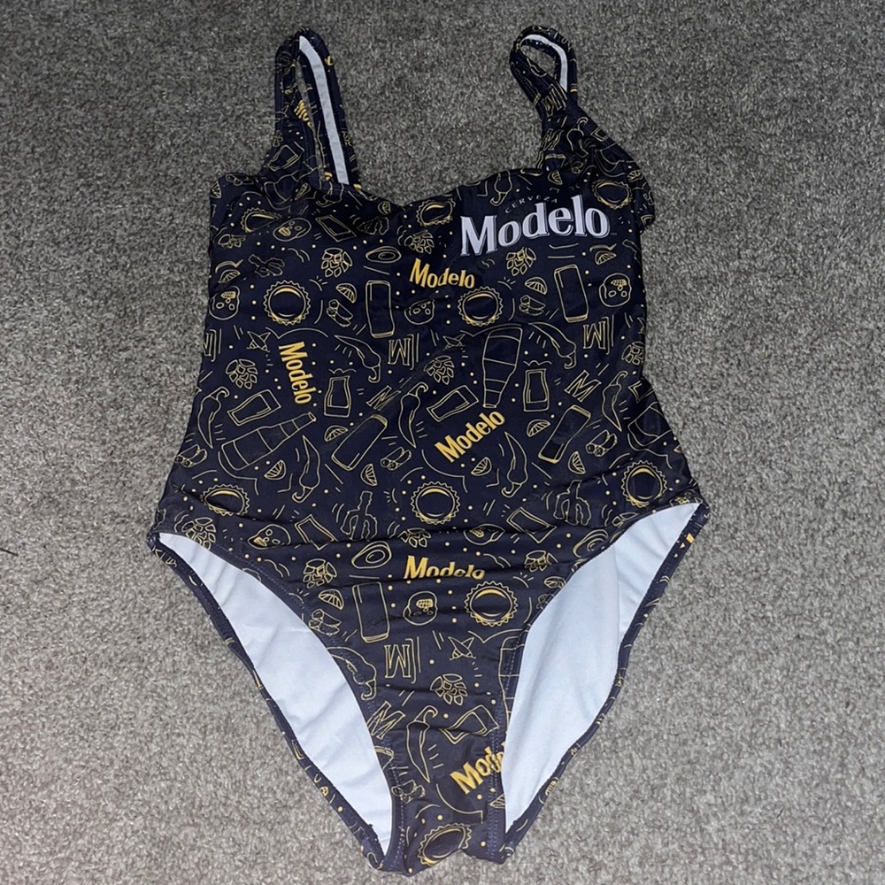 Modelo Beer Swimsuit